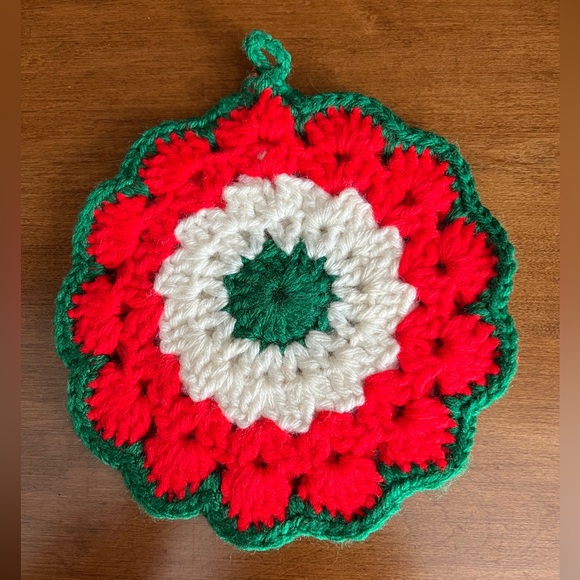 (4) Vintage Hand Made Crocheted red green and white pot holders, hot pads - Picture 2 of 5